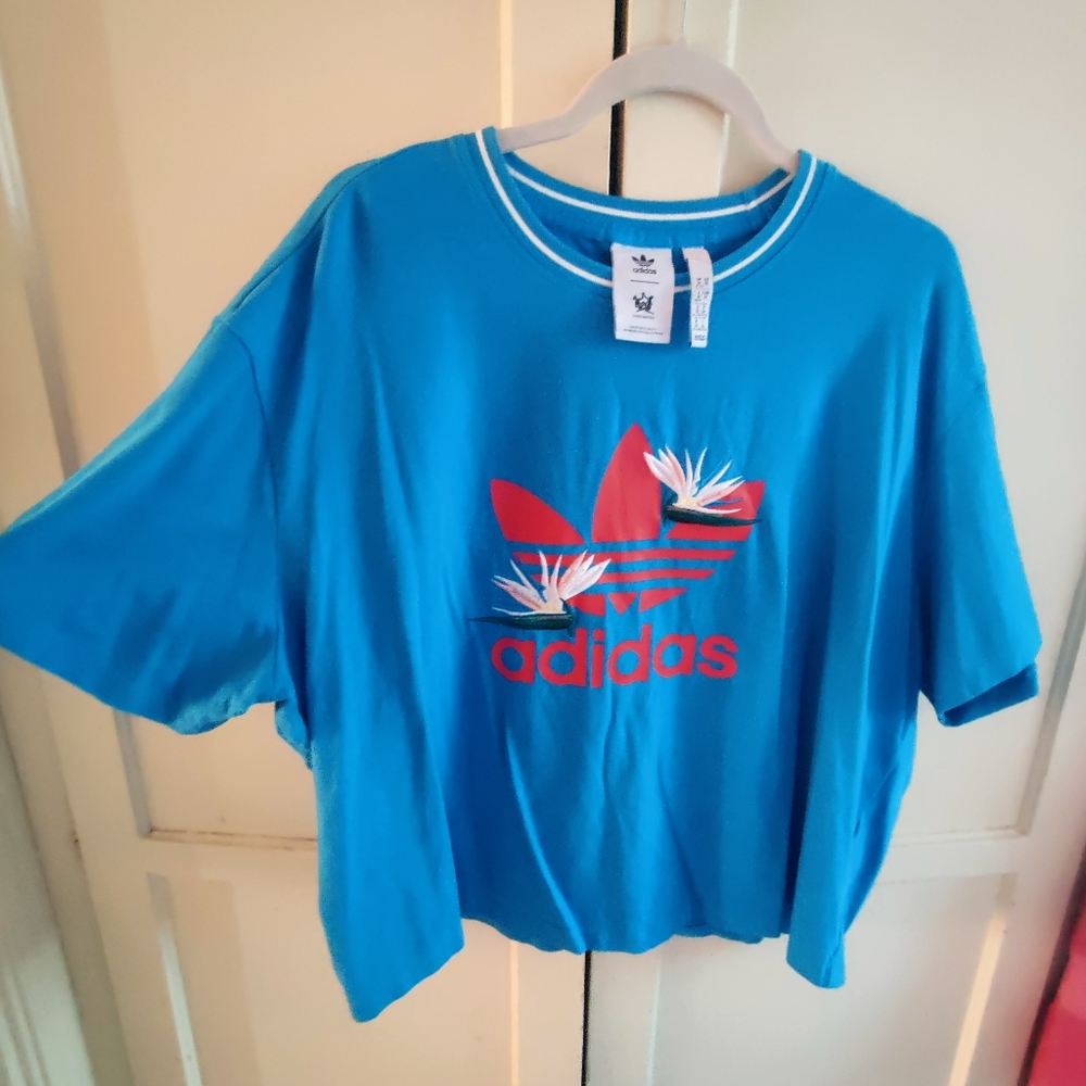 Cropped Adidas t shirt pretty much new